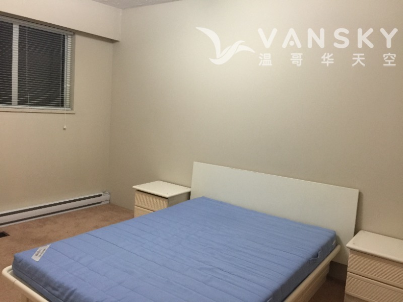 250326211949_small room.JPG